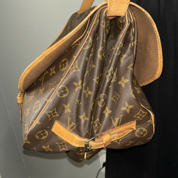 LOUIS VUITTON Saumur 30 Monogram Canvas Bag - Picture 5 of 16